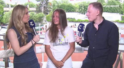 Daria Kasatkina (giữa) trả lời phỏng vấn Eurosport. Cô thừa nhận thần tượng Nadal và yêu CLB Barcelona