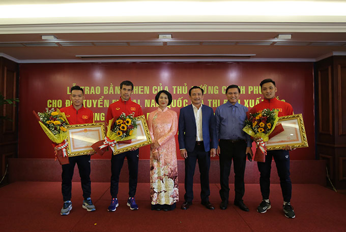 HLV Phạm Minh Giang và đội trưởng Trần Văn Vũ được Thủ tướng Chính phủ trao bằng khen. Ảnh: Dũng Phương