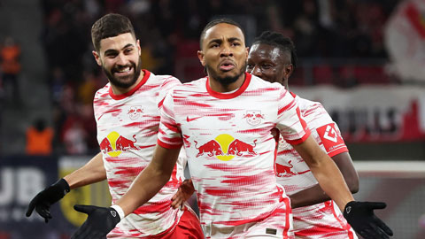 Đồng đội chia vui cùng Nkunku sau khi anh ghi bàn cho RB Leipzig tại Bundesliga