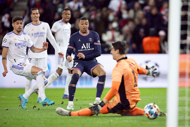 Kylian Mbappe sút tung lưới Real Madrid ở phút 90+4 trong trận đấu tại Paris vừa qua