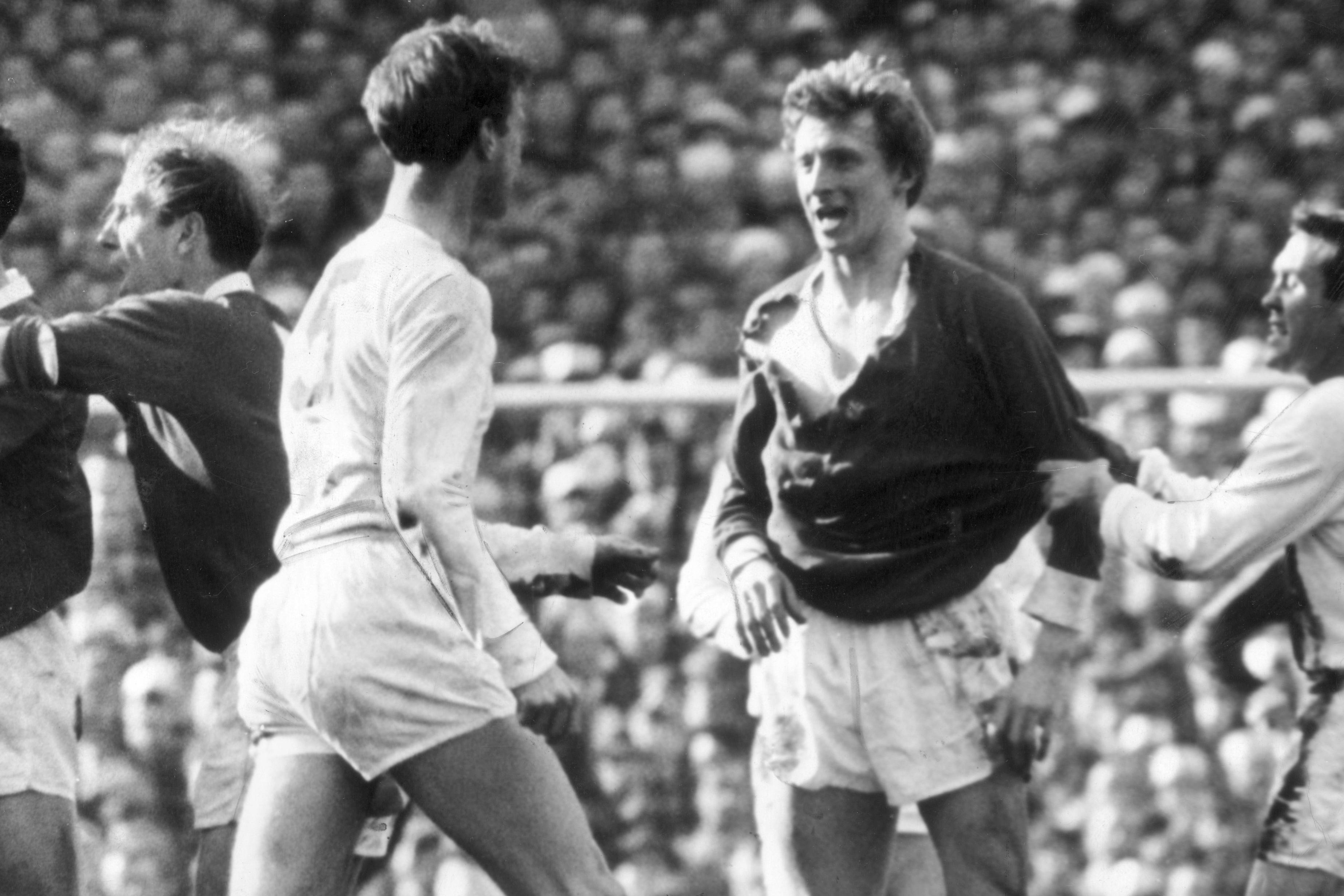 Denis Law thường xuyên Jack Charlton (áo trắng) trong trận lượt đi bán kết FA CupCup năm 1965