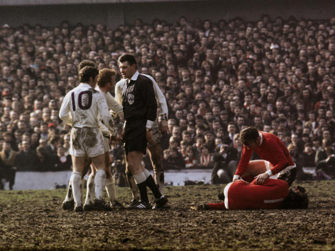Kể từ năm1965, Leeds và Man United đã nuôi mối hận thù giữa những kỳ phùng địch thủ cùng địa bàn