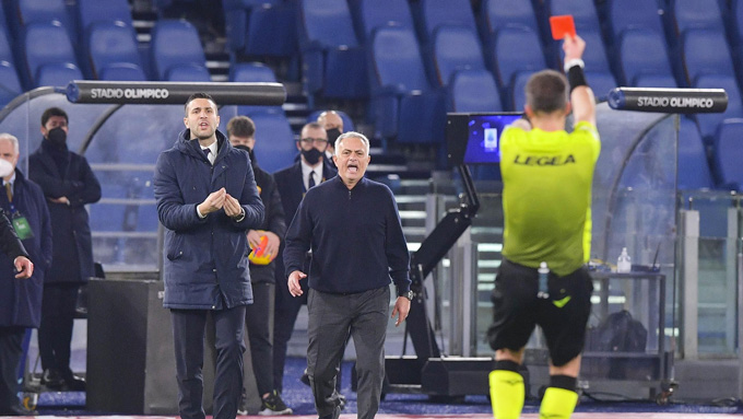Mourinho phải nhận thẻ đỏ trong ngày Roma hòa 2-2 với Verona