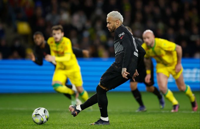 Neymar ghi bàn rút ngắn cách biệt rồi chính anh đá hỏng 1 quả phạt đền ở phút 59 trận Nantes vs PSG