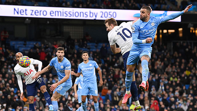 Harry Kane đánh đầu ấn định chiến thắng 3-2 cho Tottenham ở phút 90+5