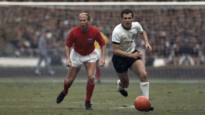 Bobby Charlton và Franz Beckenbauer chơi hay đến mức như thể... không tồn tại