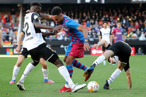 Aubameyang (giữa) đi bóng trước hàng thủ Valencia