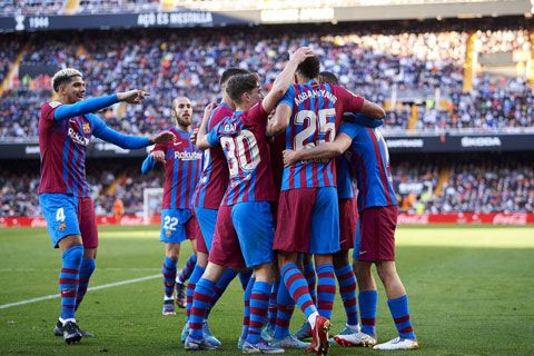 Các cầu thủ Barca ăn mừng chiến thắng đậm đà trước Valencia