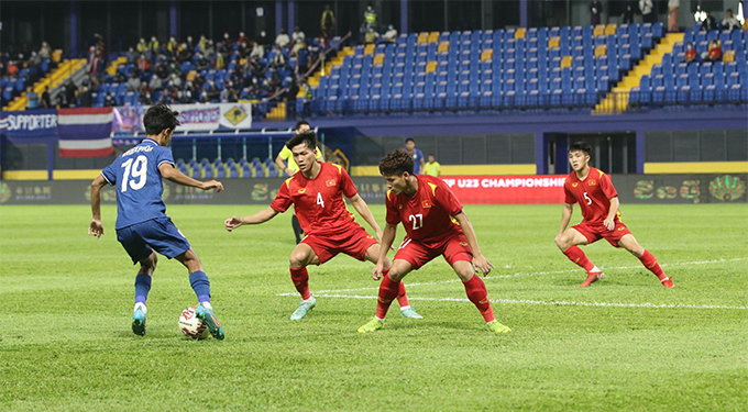 U23 Việt Nam (áo đỏ) đã cho thấy đươc bản lĩnh của mình dù chỉ có 16 cầu thủ được đăng ký. Ảnh: Phan Hồng