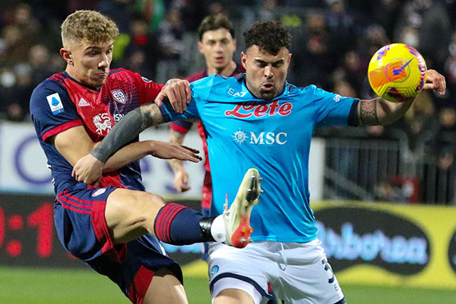 Napoli (phải) lỡ cơ hội vươn lên ngôi đầu sau trận hòa thất vọng trên sân của Cagliari