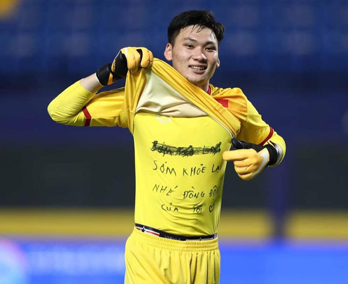 Thủ môn Trịnh Xuân Hoàng động viên các đồng đội U23 Việt Nam bằng một thứ tình cảm mộc mạc, chân thành - Ảnh: Sport 5