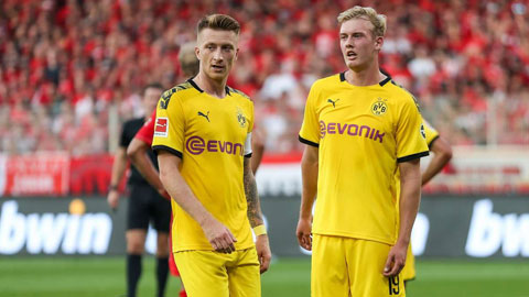 Reus (trái) và đồng đội khó lòng giành được chiến thắng trên sân khách
