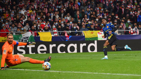 Elanga (phải) bất ngờ ghi bàn gỡ hòa cho M.U trước Atletico