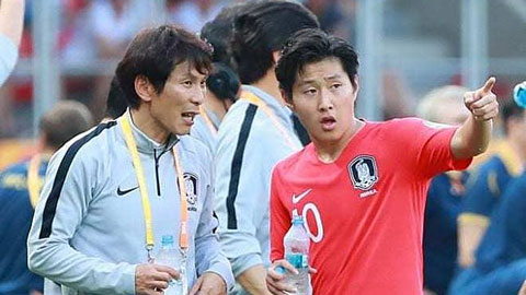 HLV Gong Oh Kyun (trái) khá am hiểu về bóng đá trẻ Đông Nam Á