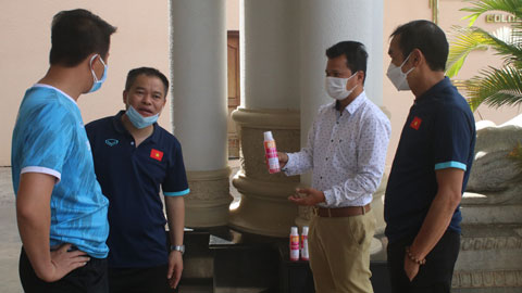 Anh Nguyễn Tấn Hùng (thứ 2 từ phải qua) cầm thuốc đến cho U23 Việt Nam    Ảnh: PHAN HỒNG