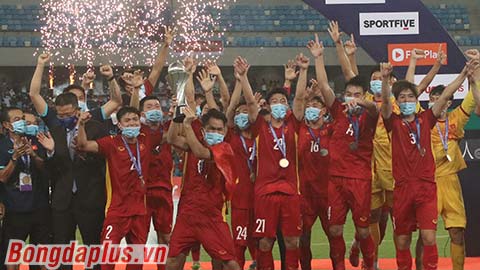 HLV Đinh Thế Nam lặng lẽ vỗ tay, để học trò U23 Việt Nam nâng cao cúp vô địch 