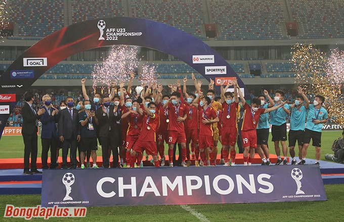 Quang Thịnh (giữa) và các đồng đội ăn mừng chức vô địch - Ảnh: Phan Hồng 