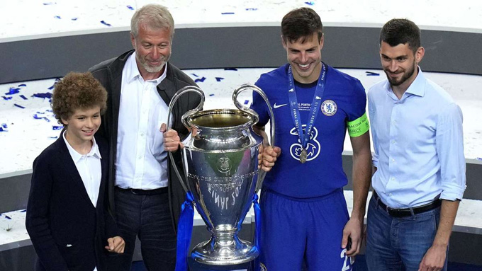 Việc đẩy Abramovich khỏi Chelsea không phải chuyện đơn giản