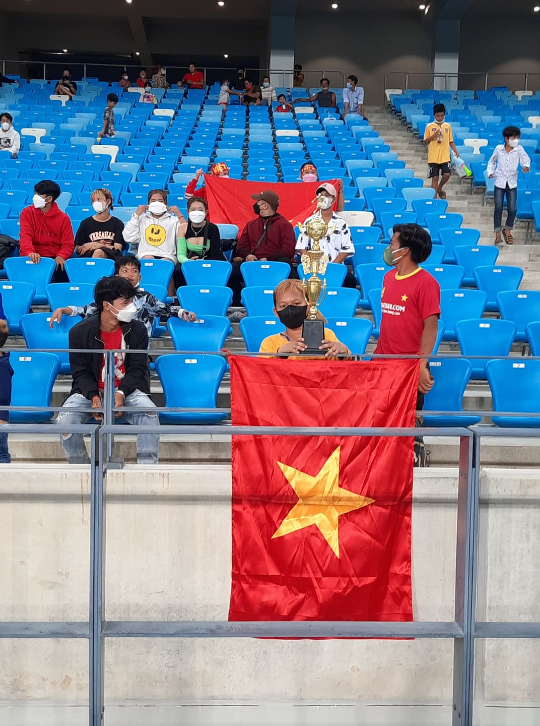 CĐV Việt Nam đã có mặt ở sân Morodok Techo để cổ vũ U23 Việt Nam - Ảnh: Phan Hồng 