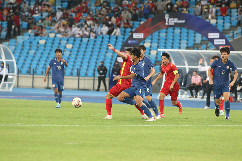 U23 Việt Nam thi đấu đầy quả cảm trước U23 Thái Lan - Ảnh: Phan Hồng 