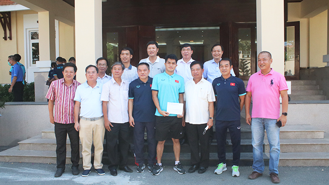 Đại diện một số doanh nghiệp Việt Nam tại Campuchia tặng quà cho U23 Việt Nam