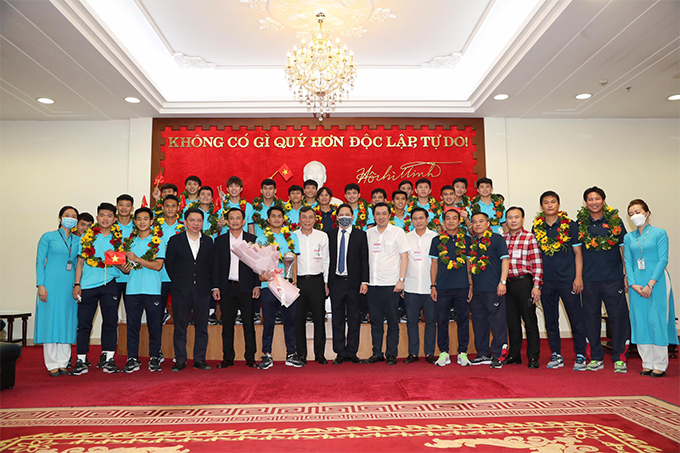 Tập thể U23 Việt Nam được trao tặng tiền thưởng trong lễ vinh danh.