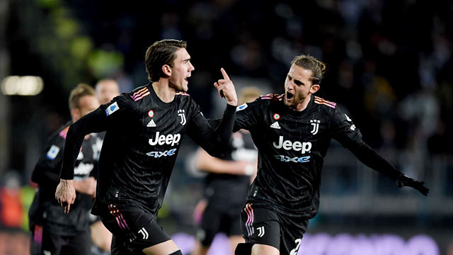 Vlahovic (trái) ghi 2 bàn giúp Juventus hạ Empoli