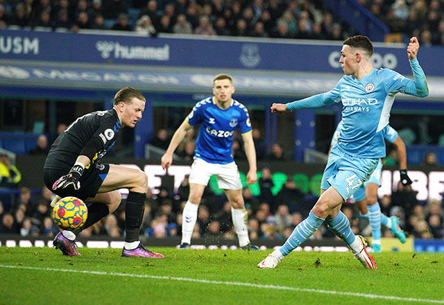 Man City (phải) vượt qua Everton với tỷ số tối thiểu trong một trận cầu gây nhiều tranh cãi