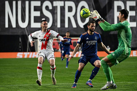 Courtois đã 3 lần cứu thua mười mươi cho Real ở trận thắng Vallecano