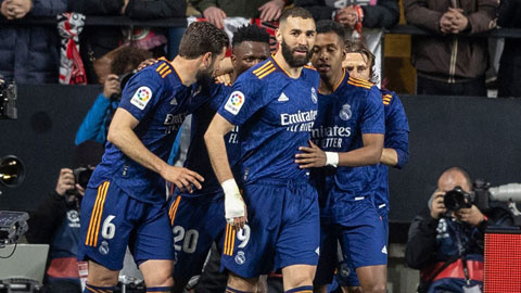 Đồng đội chia vui cùng Benzema khi anh ghi bàn thắng duy nhất trận đấu ở những phút cuối giờ