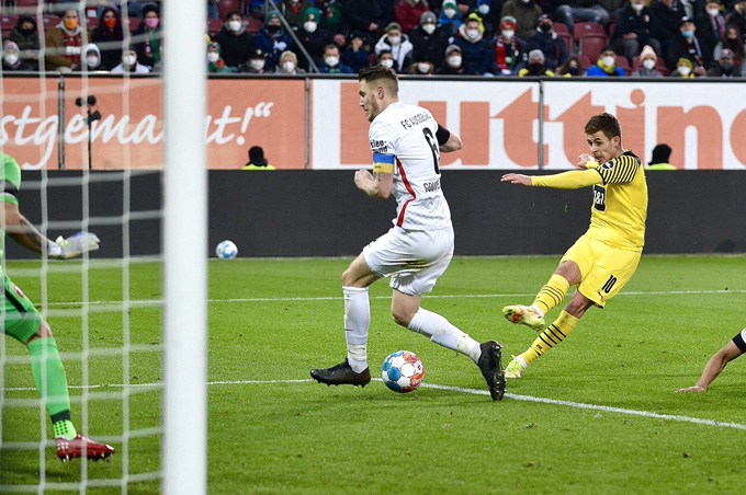 Hazard ghi bàn đẹp mắt cho Dortmund