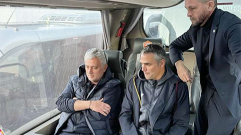 Mourinho 'cố thủ' trong xe bus để chỉ đạo từ xa
