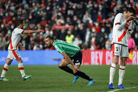 Iglesias (giữa) sẽ lại ghi bàn như trận lượt đi để giúp Betis đánh bại Vallecano