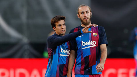 Oscar Mingueza và Riqui Puig (trái) nhiều khả năng sẽ phải rời Barca