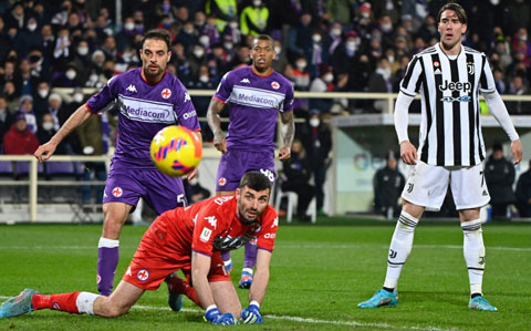 Juve của Vlahovic (bìa phải) đã thắng may mắn ở bán kết lượt đi khi hậu vệ Fiorentina đá phản lưới nhà