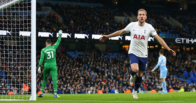 Kane giúp Ngoại hạng Anh gay cấn hơn khi cùng Tottenham đánh bại Man City