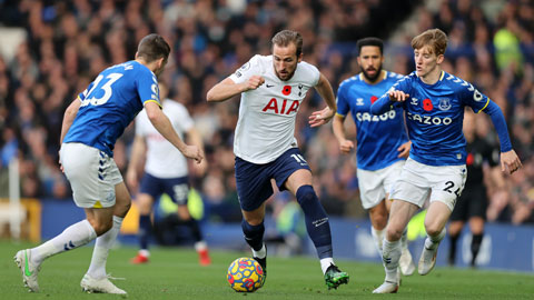 Kane (giữa) cùng đồng đội khó nở niềm vui trước Everton