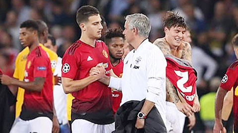 Mourinho muốn Roma mua Dalot