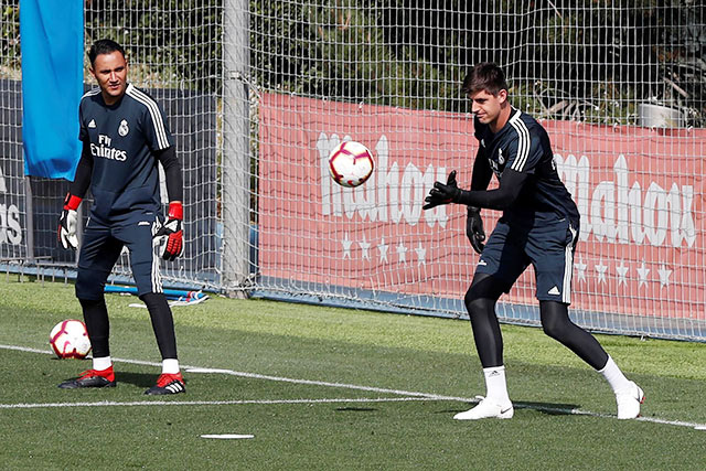 Navas (trái) không coi Courtois là đồng đội trong mùa giải 2018/19 cùng khoác áo Real Madrid