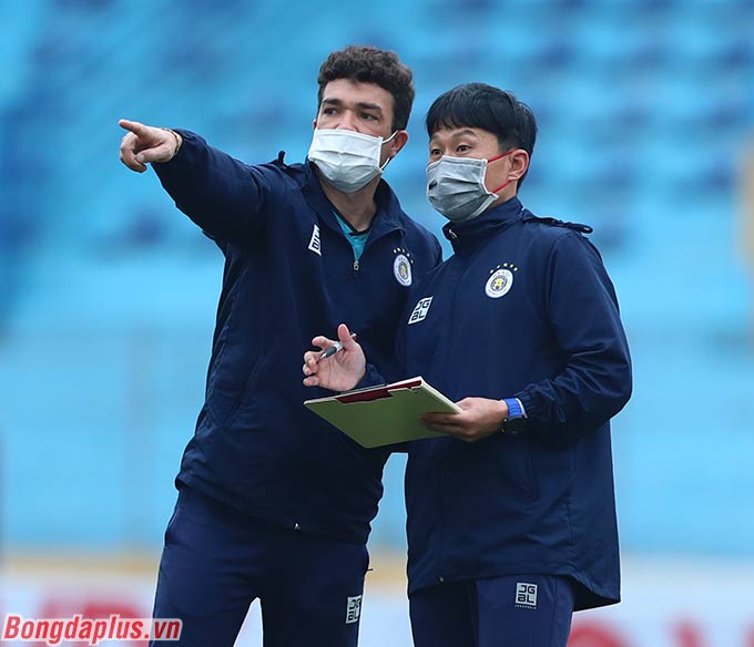 Quyền HLV trưởng Chun Jae Ho (phải) theo dõi các cầu thủ tập luyện. Trận đấu với TP.HCM sẽ là lần đầu tiên ông Chun Jae Ho cầm quân Hà Nội FC 