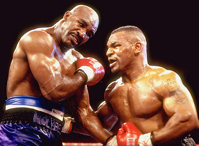 Mike Tyson (phải) trong trận thua Evander Holyfield