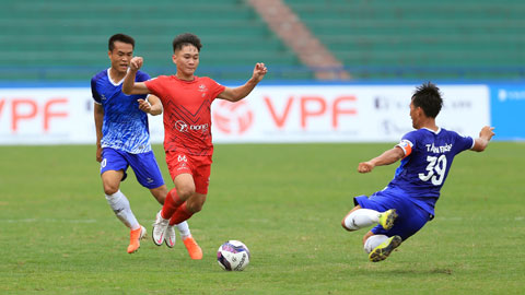 Phú Thọ (giữa) hướng tới chiến thắng đầu tay tại giải hạng Nhất 2022 khi đối đầu đội bóng trẻ Phố Hiến	Ảnh: MINH TUẤN