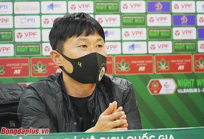 HLV Chun Jae Ho lo lắng với chấn thương của Quang Hải - Ảnh: Thiên Minh 