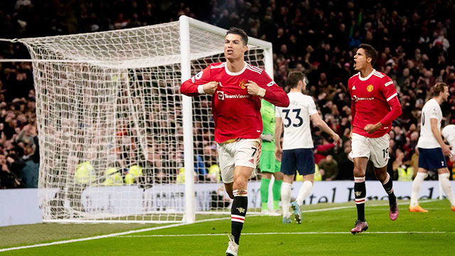 Ronaldo ghi cả 3 bàn vào lưới Tottenham giúp M.U giành trọn 3 điểm quý giá