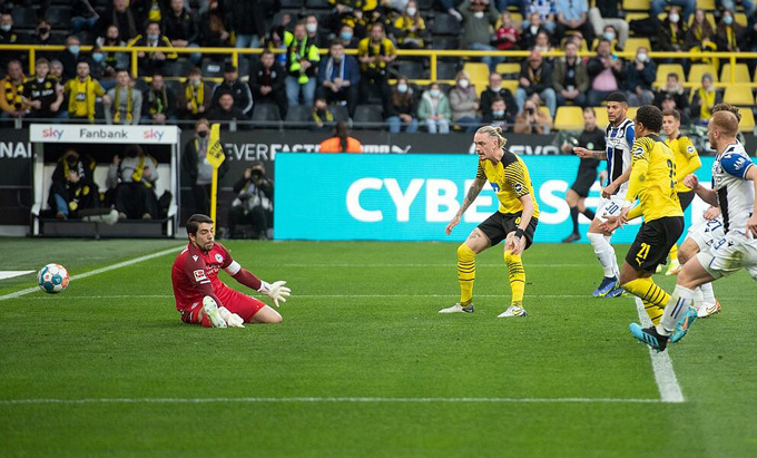 Marius Wolf ghi bàn duy nhất của trận đấu Dortmund vs Bielefield