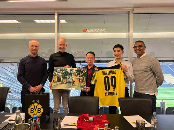 Ông Nguyễn Trung Kiên Tổng giám đốc Next Media (giữa) chụp ảnh lưu niệm cùng đại diện bên Borrusia Dortmund