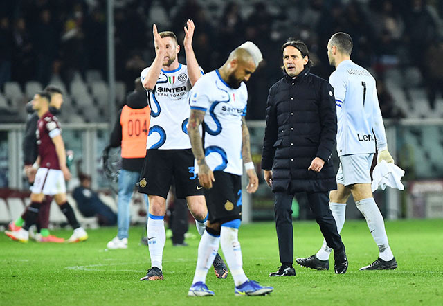 HLV Simone Inzaghi và các cầu thủ Inter chỉ giành được 1 trận hòa may mắn trên sân của Torino 