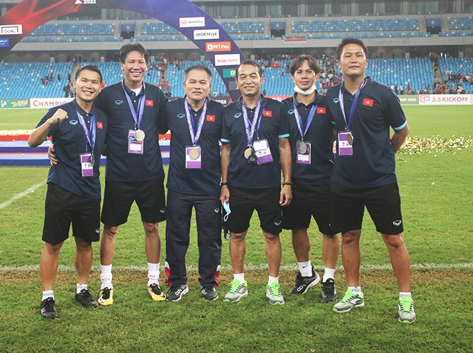 HLV Đinh Thế Nam (tay cầm khẩu trang) và BHL U23 Việt Nam