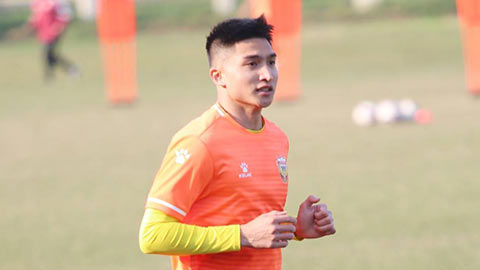 Đội tuyển Việt Nam vừa triệu tập một vài nhân tố lạ mặt, trong đó có thủ thành Bùi Tiến Dũng. Hãy xem hình ảnh của anh ta và cảm nhận sự phấn khích và mong đợi của người hâm mộ về các trận đấu tới.