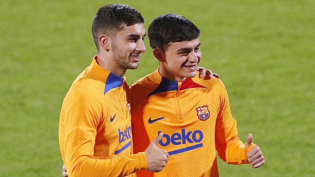 Pedri (phải) và Torres là 2 trong 4 cầu thủ của Barca có trong đội hình U23 đắt giá nhất La Liga